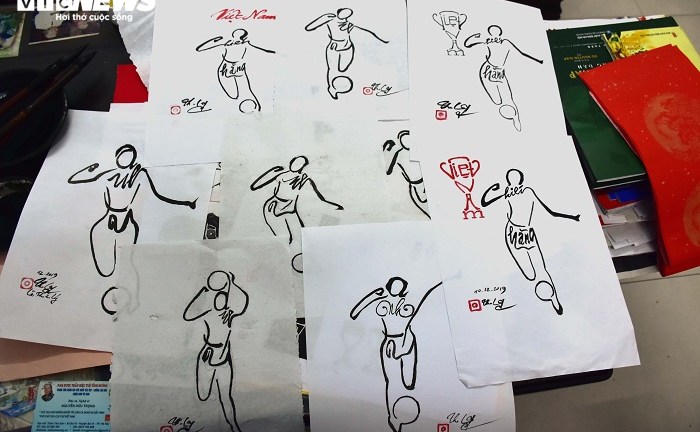 Độc đáo chữ Canh Tý mang hình dáng cầu thủ U23 Việt Nam qua bàn tay 'ông đồ đất Cảng'